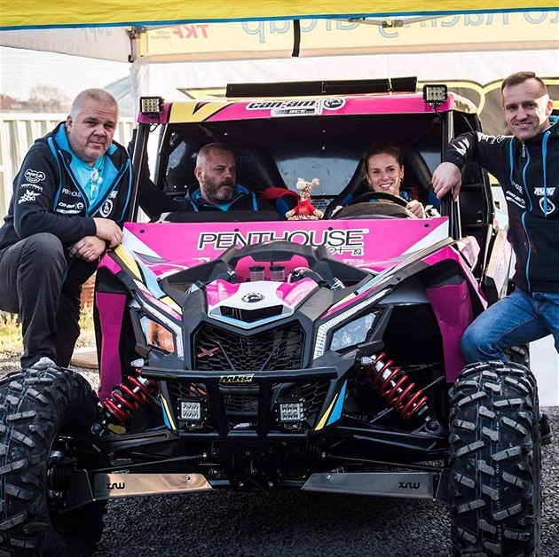 Olga Rouková má smlu, na Rallye Dakar startovat neme, protoe se Saúdm nelíbí její sponzor!