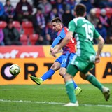 Lukáš Kalvach střílí vítězný gól Plzně proti Bohemians.