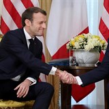 Francouzský prezident Macron se snažil budit dojem, že si s Trumpem rozumí.