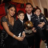 Nejlepší fotbalista světa Lionel Messi se svou krásnou manželkou Antonellou,...