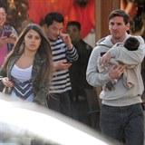 Nejlep fotbalista svta Lionel Messi se svou krsnou manelkou Antonellou,...