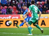 Luká Kalvach stílí vítzný gól Plzn proti Bohemians.