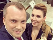 Moderátorka Olga Skabeevová tvoí se svým manelem moderátorské duo.