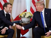 Francouzský prezident Macron se snail budit dojem, e si s Trumpem rozumí.