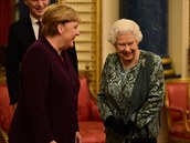 Kancléka Merkelová prohodila pár slov s britskou královnou.