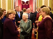 Kancléka Merkelová prohodila pár slov s britskou královnou.