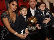 Nejlepí fotbalista svta Lionel Messi se svou krásnou manelkou Antonellou,...
