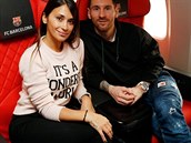 Nejlepí fotbalista svta Lionel Messi se svou krásnou manelkou Antonellou,...