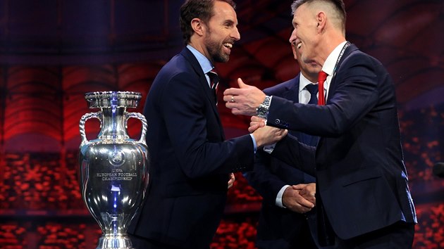 Trenér fotbalové reprezentace Jaroslav �ilhavý se zdraví s Garethem Southgatem,...