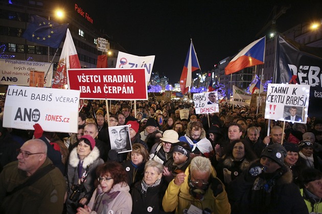 Na Václavském náměstí se demonstrující sešli k takzvanému hlasitému pochodu,...