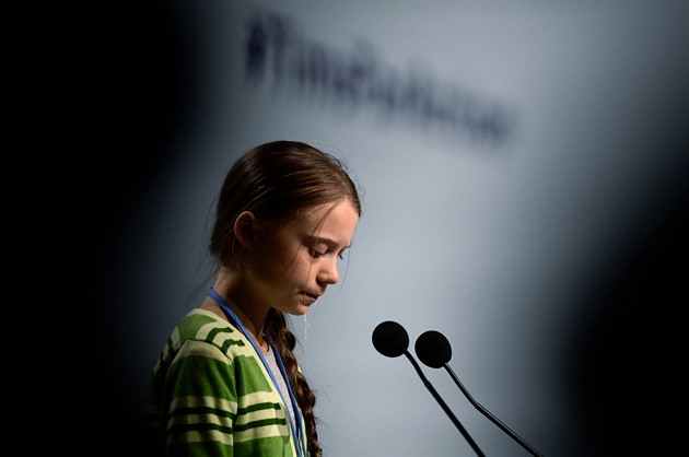 Kam se poděly ty bojovné výroky mladé Grety Thunbergové? Jako by teď byla na všechno sama. 
