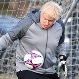 Chvlemi Boris Johnson na fotbalov m koukal jako na zlatonku z Famfrplu,...