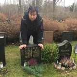 Timo Tolkki u rodinnho hrobu