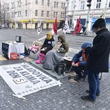 Protestn hladovku dr rebelov na praskm Andlu. Kolemjdouc vtinou...