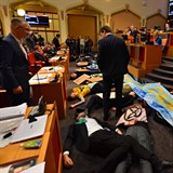 Demonstranti na zasedn praskho zastupitelstva leeli na zemi ped...