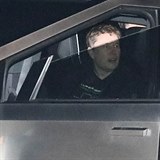 Elon Musk za volantem Tesly