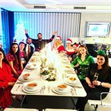 Monika Babišová se svými přáteli na vánoční party