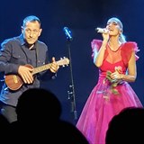 Daru na ukulele doprovodil jej exptel a otec dcery Laury Matj Homola.