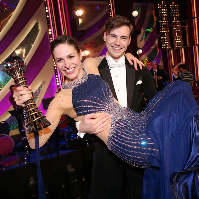 Veronika Khek Kubaov a Dominik Vodika s trofej pro vtze