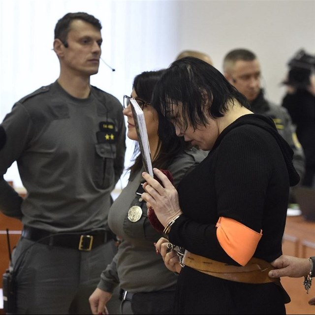 Mezi obvinnmi je tak Alena Zsuzsov, kter se ve vazb promnila k nepoznn.