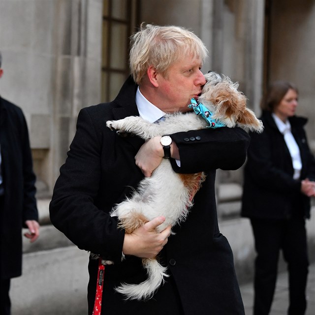 Boris Johnson je jasnm vtzem britskch voleb. A to by bylo, aby se kolem nj...