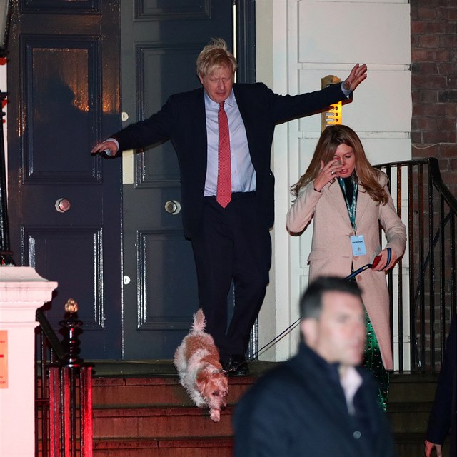 Boris Johnson je jasn�m v�t�zem britsk�ch voleb. A to by bylo, aby se kolem n�j nevyrojila spousta perli�ek.