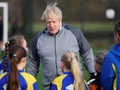 Boris Johnson si zahrál fotbal s mladými dvaty.