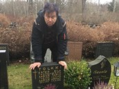Timo Tolkki u rodinného hrobu