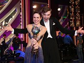 Veronika Khek Kubaová a Dominik Vodika s trofejí pro vítze