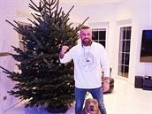 Karlos Vémola s vánoním stromkem.