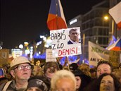 Na Václavském námstí se demonstrující seli k takzvanému hlasitému pochodu,...