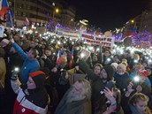 Na Václavském námstí se demonstrující seli k takzvanému hlasitému pochodu,...