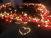 Lidé v Ostrav zapalují obtem tragédie svíky ji od úterního odpoledne.