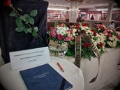 Ve vestibulu polikliniky je lidem k dispozici kondolenní kniha.
