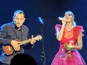 Daru na ukulele doprovodil její expítel a otec dcery Laury Matj Homola.