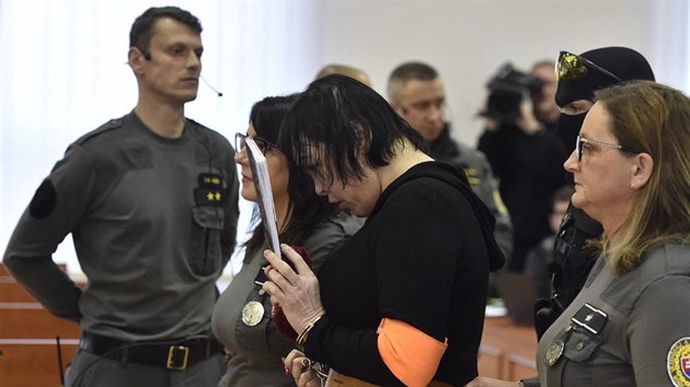 Mezi obvinnmi je tak Alena Zsuzsov, kter se ve vazb promnila k nepoznn.