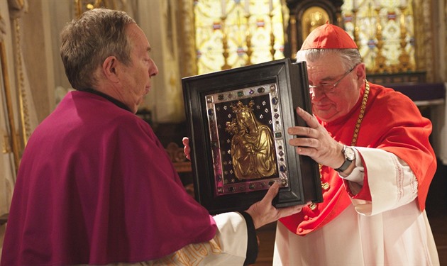 Kardinál Dominik Duka předal Liboru Bulínovi palladium země české.