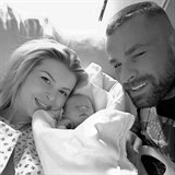 Karlos své holky navštívil v porodnici.