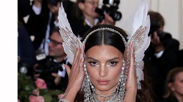 Modelka Emily Ratajkowski v plném pracovním nasazení.