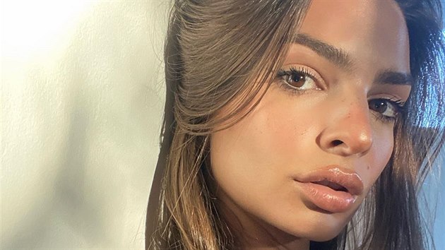 Modelka Emily Ratajkowski zásahy plastických chirurg popírá.