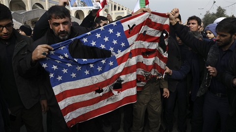 Demonstrativní pálení americké a britské vlajky. Íránci reagují na smrt...