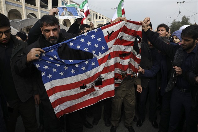Demonstrativní pálení americké a britské vlajky. Íránci reagují na smrt...