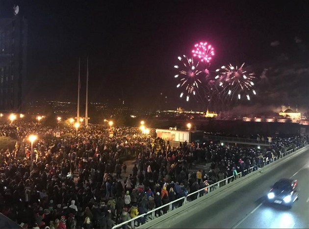 Kolem Nuselského mostu se tísnily tisíce lidí, kteří chtěli vidět novoroční ohňostroj. 