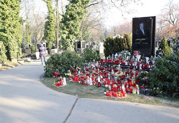 Okolí hrobu Karla Gotta se po zásahu vdovy Ivany znovu plní svíkami.