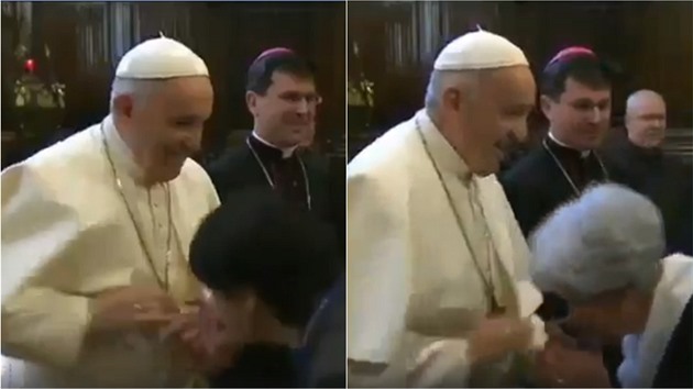 Pape Frantiek nemá problémy poprvé. Takto panicky uhýbal polibkm v italském...