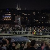 Kolem Nuselského mostu se tísnily tisíce lidí, které chtěly vidět novoroční...