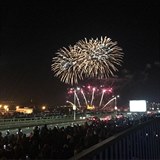 Kolem Nuselského mostu se tísnily tisíce lidí, které chtěly vidět novoroční...