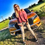 Lucie Borhyová se na svých cestách s rodinou může vždy spolehnout na SUV DS 7...