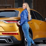 Lucie Borhyová se na svých cestách s rodinou může vždy spolehnout na SUV DS 7...