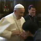 Pape Frantiek takto panicky uhbal polibkm v italskm kostele!